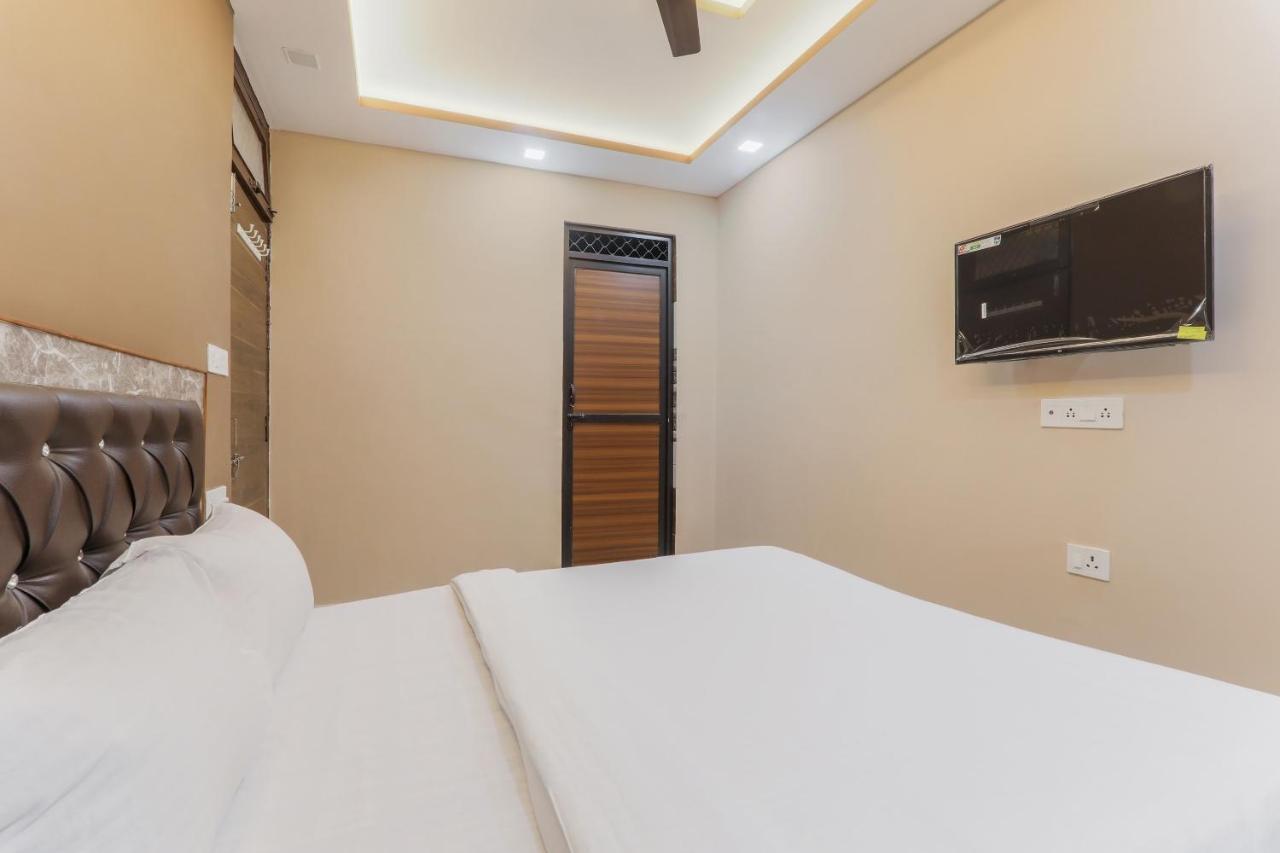 Oyo Tripureswari Hotel