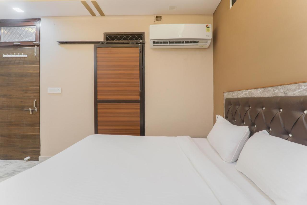 Oyo Tripureswari Hotel Puri
